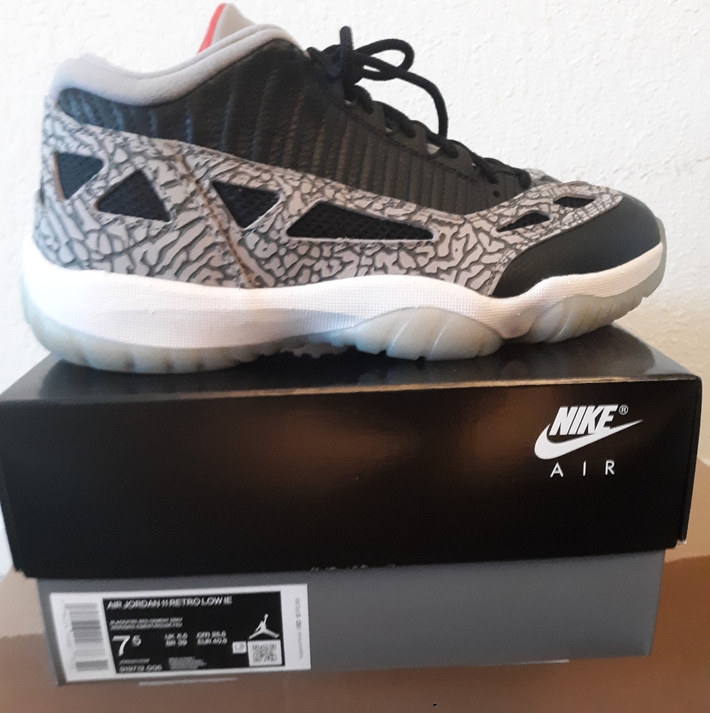 Jordan 11 IE Low Cement Black Sz 7.5